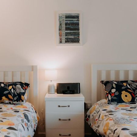 Hamilton Lodge - Cottage Sleeps 8 Фишгард Экстерьер фото