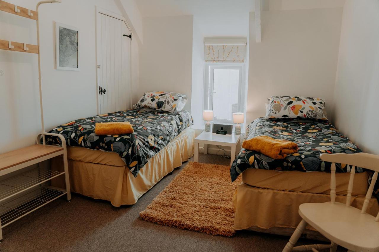 Hamilton Lodge - Cottage Sleeps 8 Фишгард Экстерьер фото