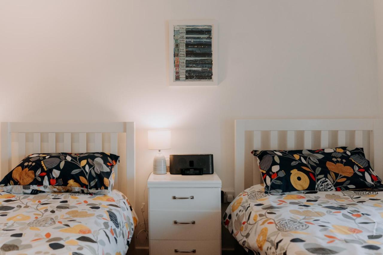 Hamilton Lodge - Cottage Sleeps 8 Фишгард Экстерьер фото