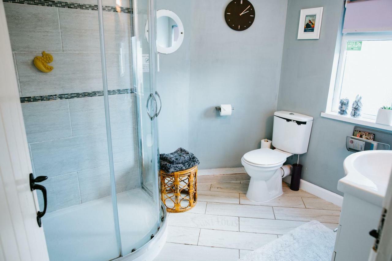Hamilton Lodge - Cottage Sleeps 8 Фишгард Экстерьер фото